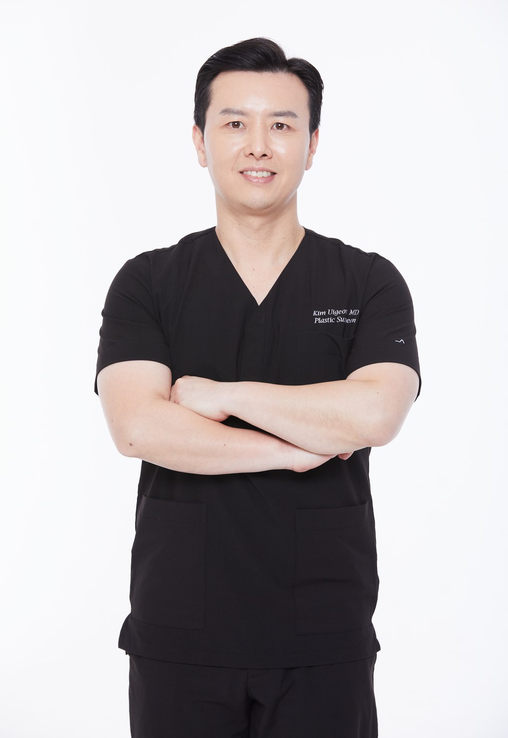 윈느성형외과 대표원장 김의건, 검은 수술복 차림의 프로필