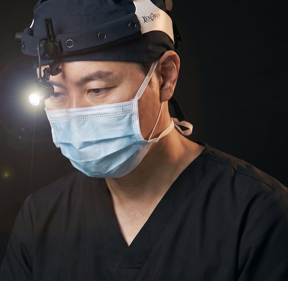 수술용 헤드라이트를 착용하고 수술 부위에 집중하는 김의건 원장